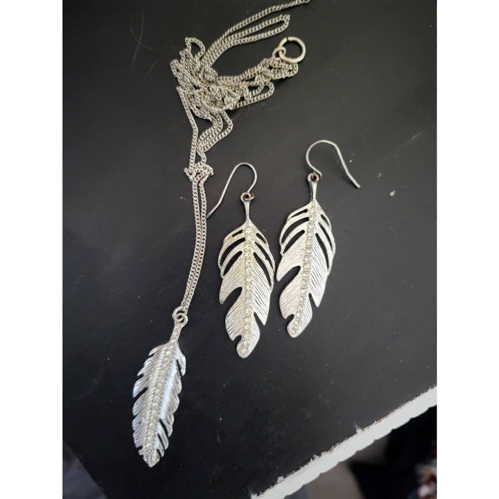 Beautiful silver leaf set long chain.